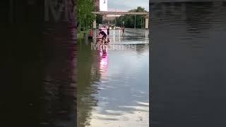  Очень грустное видео с велосипедистом, попавшим в ливень.