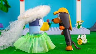 ¡La Boda de BLUEY y Snickers!  | Juguetes de Bluey en Español