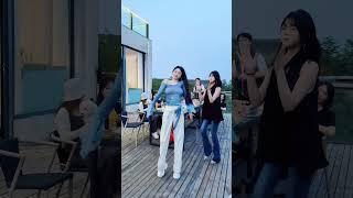 这种氛围下不跳个舞么#团建聚会 #户外舞蹈 #shortsvideo #dance