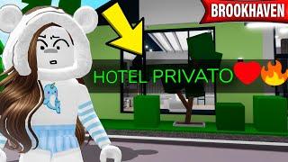 ENTRO DI NASCOSTO NELLE CASE CON LE SCRITTE SU BROOKHAVEN ROBLOX!