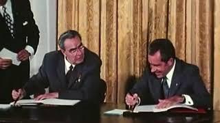 Генсек Брежнев и президент США Никсон подписали документы и пошутили. Любил  Ильич розыгрыши 1972