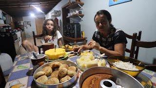 BOLINHO DE MACAXEIRA RECHEADO COM FRANGO E QUEIJO