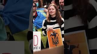 Rallies for support for Ukraine in New York with "RAZOM"
