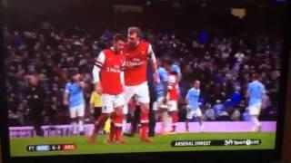 Per Mertesacker telling Özil to go over and applaud the fans
