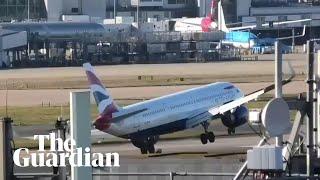 Storm Corrie: BA plane aborts landing at Heathrow due to high winds