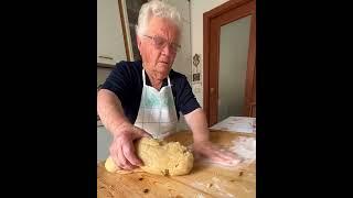 Nonna Angelina mi mostra come preparare i tozzetti con marmellata cilentani.