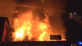 [EXPLOSION BEI LAGERHALLENBRAND!] - Mehrere Feuerwehrleute schwer verletzt | Großbrand in Hilden -