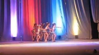 Russian girls perform almost strip like dance in school (Что теперь преподают в школе)