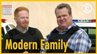 Mitchell und Cameron im Polizeiwagen | Modern Family | Comedy Central Deutschland