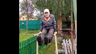 Конаково. Дедушка бывший шахтёр в 83 года делает упор на брусьях :)