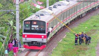 PERJALANAN KRL BERHENTI OLEH ADA NYA LAYANG-LAYANG TERSANGKUT DI JARINGAN LISTRIK COMMUTER LINE