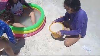 fazendo castelo de areia com o meu baldinho diversão na praia piscina