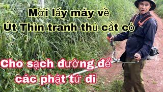 Mới lấy máy về út Thìn tranh thủ cắt cỏ cho sạch đường,để các Phật tử đi