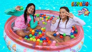 María Clara jugando en la nueva piscina de plástico del parque acuático