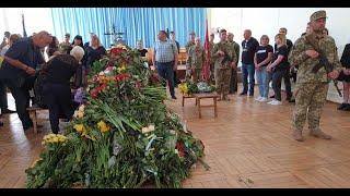 Всі квіти Бердичева сьогодні принесли загиблому молодому Герою Ярославу Косюченку