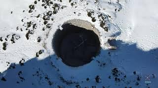 Pla de la casa nevat a vista de drone 4k.