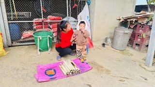 A single mother takes care of her children and cuts bamboo to make Lam rice and sell it