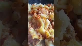 cooking potatoes with brisket and carrots #cooking #potato #готовим #картошка с грудинкой #shorts