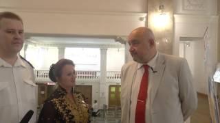 Раиса Егорова, руководитель "Аюшек" из Антрацита-- атаману казаков Питера Полякову А В