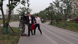 【182】被鐵血戰士嚇到後 妹子開啟了招魂儀式.Funny Predator pranks in China.