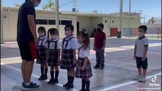 Atención escolta, paso redoblado.  Primero los niños saludando y luego esto....