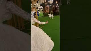 اخوات العروسه الصغيرين حلوين اوي بجد وفرحو العروسه اوي 