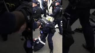 Демократия по-польски.  В Варшаве полиция разогнала протесты против карантинных ограничений