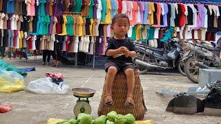 Single mother, 17 years old, takes her son to the market to sell chayote, Ly Tieu Anh