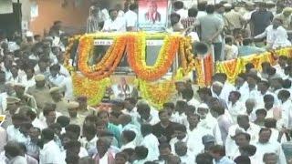 TS CM KCR and Congress Leaders Attend Kishta Reddy Funeral