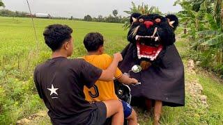 Diselamatkan barongan hitam