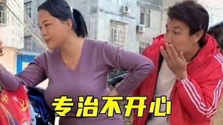 大胸美女看手机入神，不料被男子这样套路，简直轻而易举！#农村搞笑段子