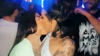 Lilian Kimi e Vanessa Lamark se beijando na festa. #lgbt