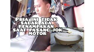 tidak sadar ada penampakan saat pasang jok motor 