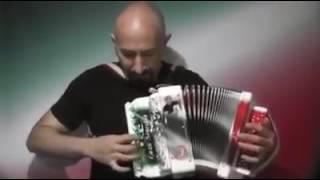 Mira como toca este italiano el acordeon