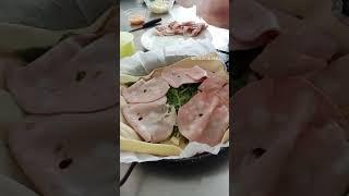 Torta salata con rucola mortadella e pistacchi