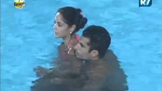 Dan e Flávia ficam bem juntinhos dentro da piscina