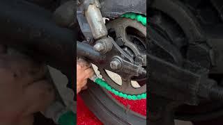 A maneira correta de lubrificar a corrente da moto