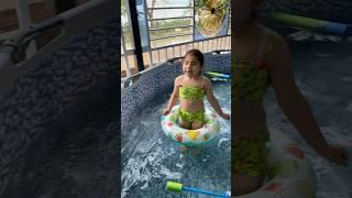 Esa niña no quiere invitar a mi hija a su piscina  #youtubeshorts #reels #viralvideo