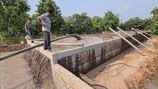 Cảnh bơm cát vào nền nhà cấp 4 dài mà cao/Pumping sand into the long but high level 4 foundation