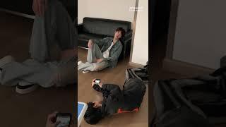 Wang Lujie sedang membantu memotret Guan Jun Chen