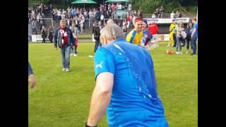 Bierdusche für Eutins Trainer "Mecki" Brunner nach dem Spiel bei Altona 93 (0:0).