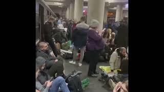 Ucraina miglia di persone ammassate nel tunnel della metro per sfuggire ai bombardamenti