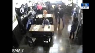 Il video virale di un ragazzo dentro il bar