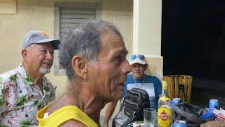 Encuentro en la noche con amigos del pueblo en un negocio familiar en Caibarién Villa Clara Cuba.