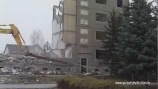 Abriss eines DDR Wohnblocks / Plattenbau in Deutschland (Abriss eines Hauses ohne Sprengstoff) Doku