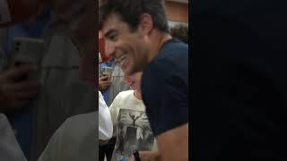 FIRMANDO LA CALVA DE UN FAN 