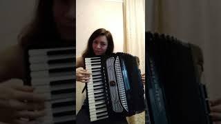 Мелодия "Помоги мне" на аккордеоне,"Brilliant hand Accordion girl.Melody "Help me" from Russian film