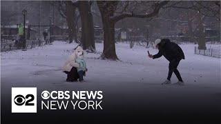 New Yorkers revel in snowy Christmas Eve