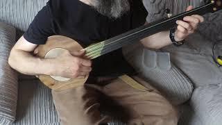 Clawhammer fretless mountain banjo