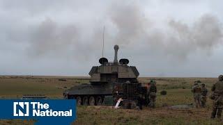 British Army train Ukrainian soldiers on AS90 gun